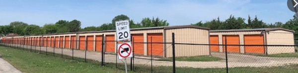 Facility photo: //images.sparefoot.com/medium/243930698117b70c14e.jpg