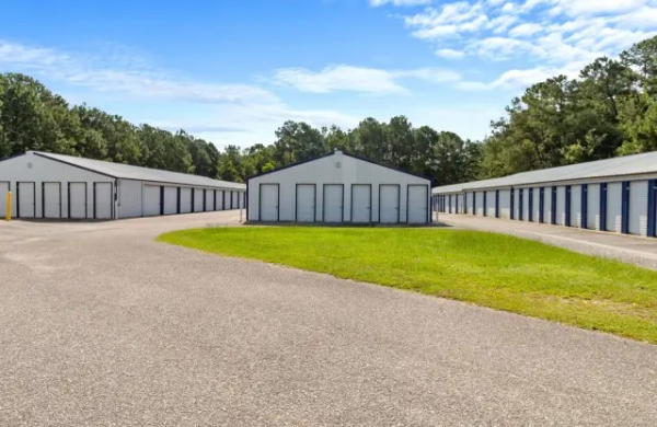 Facility photo: //images.sparefoot.com/medium/24393369837f2de11a5.png