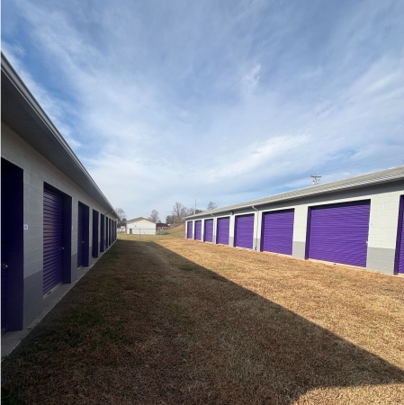 Facility photo: //images.sparefoot.com/medium/243934697b89dc05132.jpeg