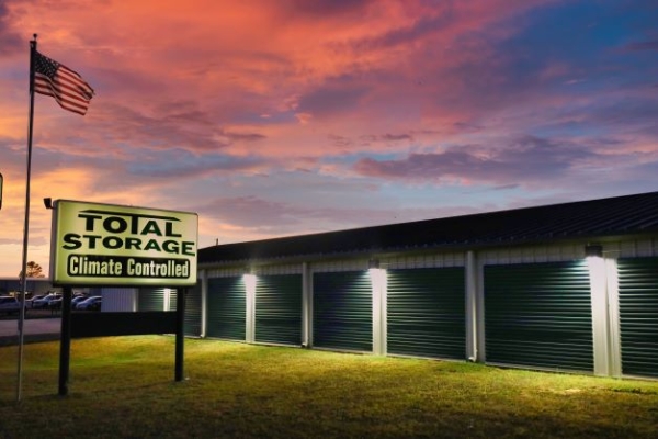 Facility photo: //images.sparefoot.com/medium/243936697ba1443136e.jpeg