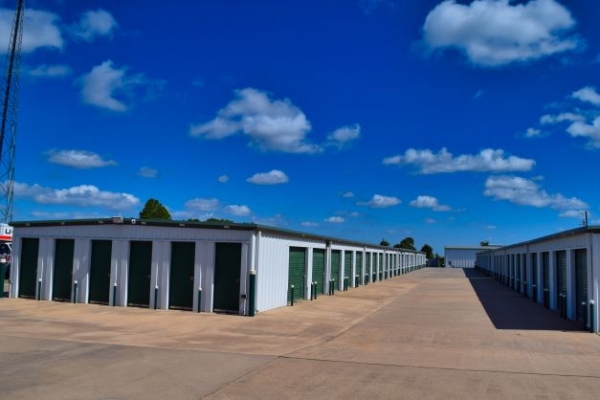 Facility photo: //images.sparefoot.com/medium/243936697ba149a393a.jpeg