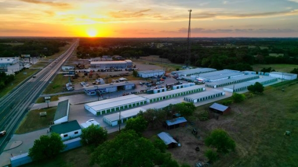 Facility photo: //images.sparefoot.com/medium/243936697ba14fe8ddb.jpeg