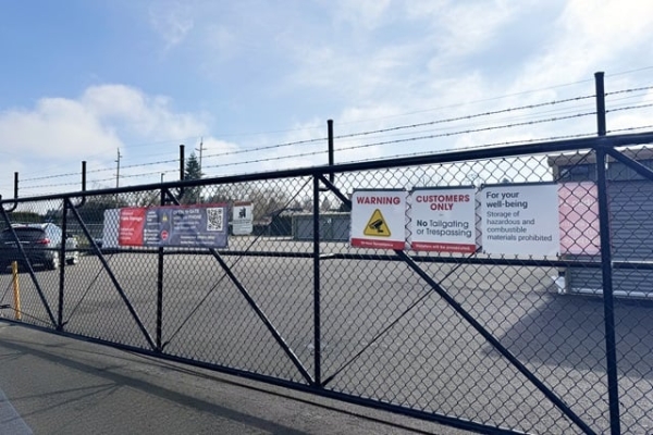 Facility photo: //images.sparefoot.com/medium/24398569e3894bee8c4.jpg