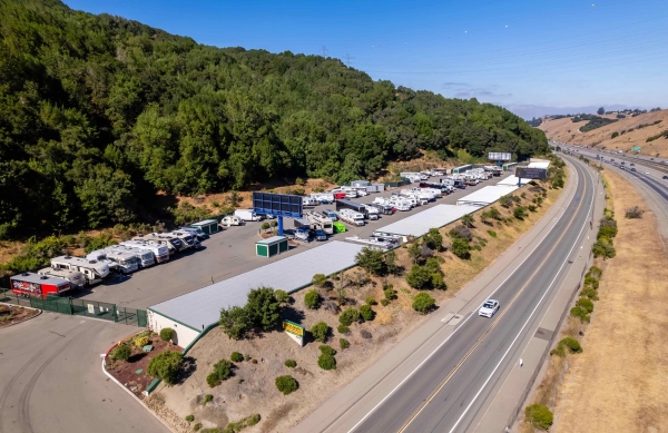 Facility photo: //images.sparefoot.com/medium/2439896980ec2adecff.jpg