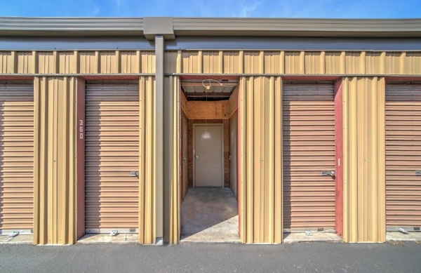 Facility photo: //images.sparefoot.com/medium/2439906980ef04b84ec.jpg