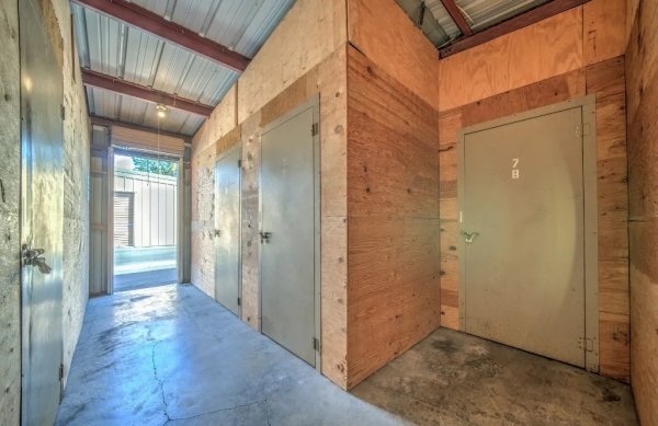 Facility photo: //images.sparefoot.com/medium/2439906980ef0643b28.jpg