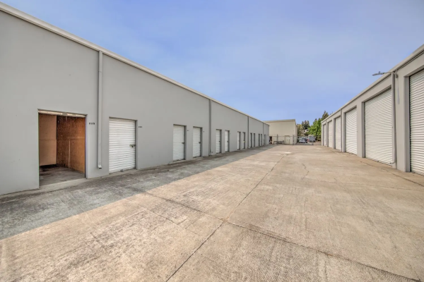 Facility photo: //images.sparefoot.com/medium/2439996980fe39387aa.jpg