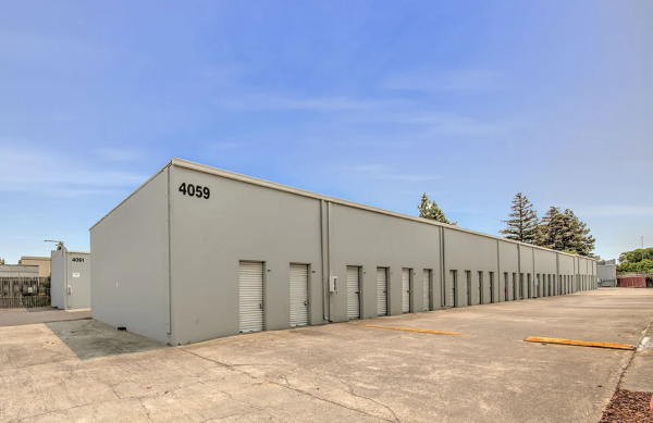 Facility photo: //images.sparefoot.com/medium/2439996980fe3c76076.jpg