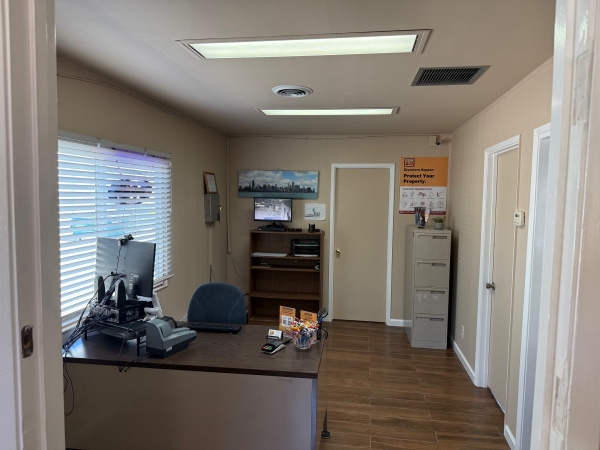 Facility photo: //images.sparefoot.com/medium/24399969ce708a5d0ce.jpg