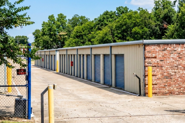 Facility photo: //images.sparefoot.com/medium/244068698f64b480c1d.jpg