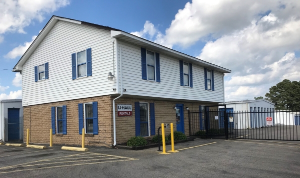 Facility photo: //images.sparefoot.com/medium/244075698a563bc617b.jpg