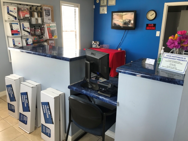 Facility photo: //images.sparefoot.com/medium/244075698a5640b1b12.jpg