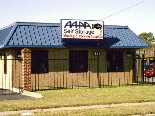 Facility photo: //images.sparefoot.com/medium/244076698a5844dc941.jpg