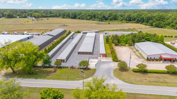 Facility photo: //images.sparefoot.com/medium/2440826a0743dca522f.jpg