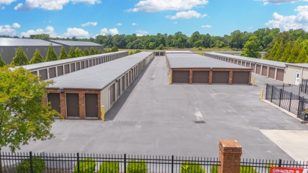Facility photo: //images.sparefoot.com/medium/2440826a0743e33854d.jpg