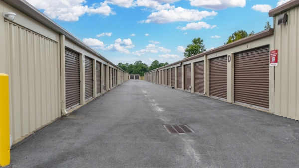 Facility photo: //images.sparefoot.com/medium/2440826a0743e4b9017.jpg
