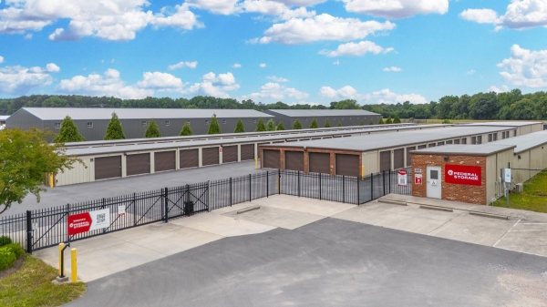 Facility photo: //images.sparefoot.com/medium/2440826a0743fbbc78b.jpg