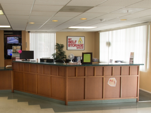 Facility photo: //images.sparefoot.com/medium/244110698ce8e61d825.jpg