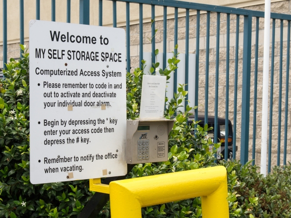 Facility photo: //images.sparefoot.com/medium/244110698ce8e94ec6e.jpg