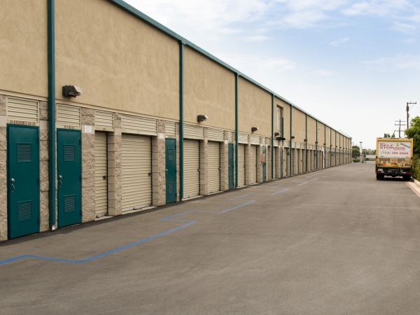 Facility photo: //images.sparefoot.com/medium/244110698ce8ec82125.jpg