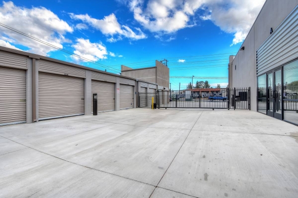 Facility photo: //images.sparefoot.com/medium/244112698ce4241e4fc.jpg