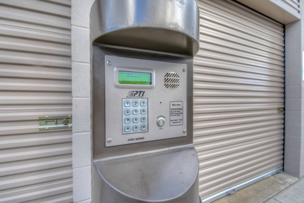 Facility photo: //images.sparefoot.com/medium/244112698ce42b3f2d1.jpg