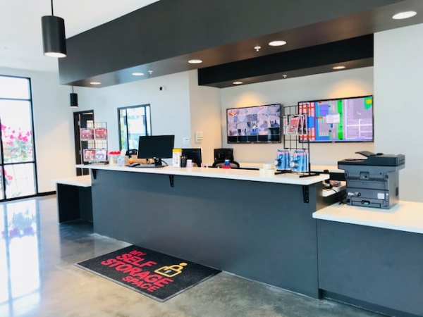 Facility photo: //images.sparefoot.com/medium/244113698ce5de1ba20.jpg