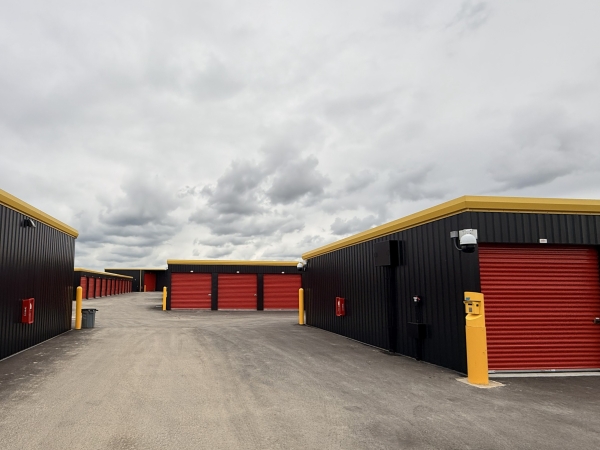 Facility photo: //images.sparefoot.com/medium/24413769f8a7900d00d.jpg