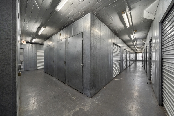 Facility photo: //images.sparefoot.com/medium/2441666a3f115f759b0.jpg
