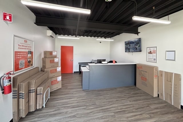 Facility photo: //images.sparefoot.com/medium/24419469e6281d3f4f8.jpg