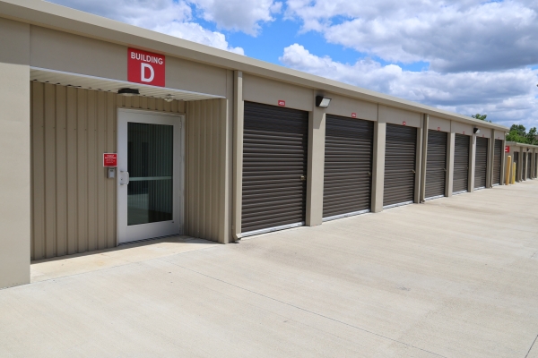 Facility photo: //images.sparefoot.com/medium/2442016a35760692ea0.jpg
