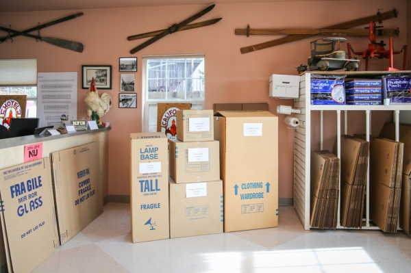 Facility photo: //images.sparefoot.com/medium/2442166998f981449b5.jpg