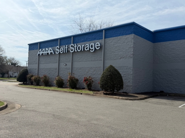 Facility photo: //images.sparefoot.com/medium/2442286a0a062546dc0.jpg