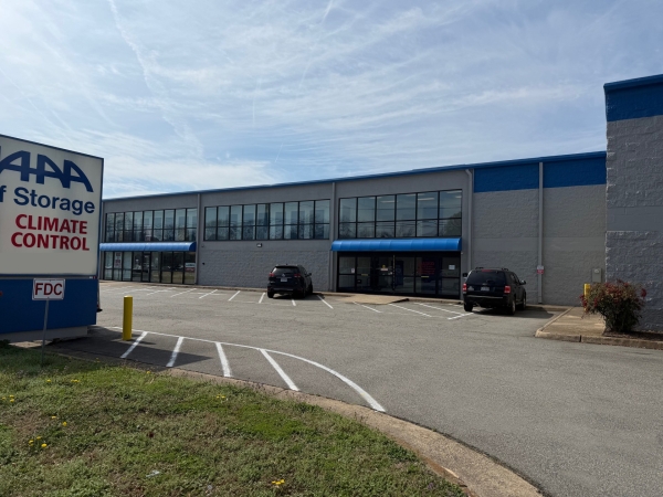 Facility photo: //images.sparefoot.com/medium/2442286a0a06341a656.jpg