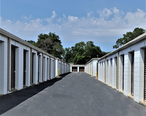 Facility photo: //images.sparefoot.com/medium/244234699cba1cc49eb.jpg