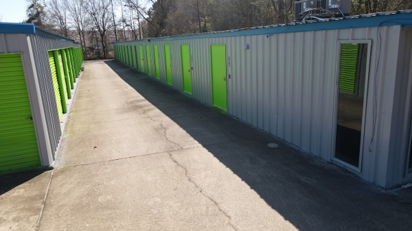 Facility photo: //images.sparefoot.com/medium/2442436a17968628c8f.jpg