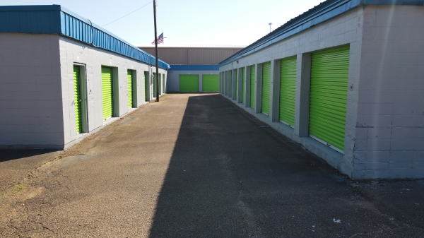 Facility photo: //images.sparefoot.com/medium/2442446a17982bd9be5.jpg