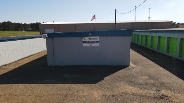 Facility photo: //images.sparefoot.com/medium/2442446a17987603eca.jpg