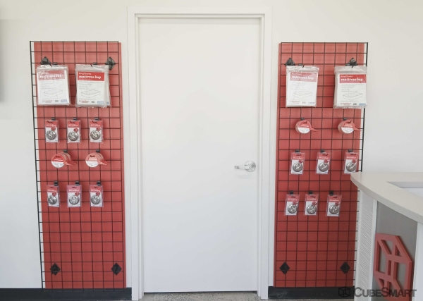 Facility photo: //images.sparefoot.com/medium/24434969f5ba7f763e6.jpg
