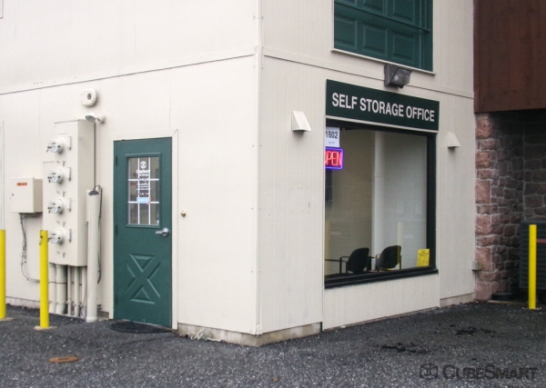 Facility photo: //images.sparefoot.com/medium/24438669de08328dde9.jpg