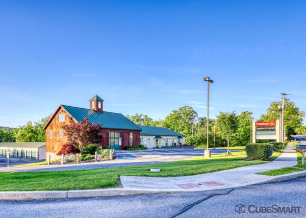 Facility photo: //images.sparefoot.com/medium/2443866a326ef51b7b7.jpg