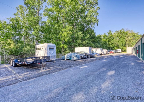Facility photo: //images.sparefoot.com/medium/2443866a326ef8d18ed.jpg