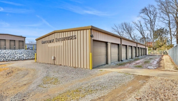 Facility photo: //images.sparefoot.com/medium/24439969b9d65a7d799.jpg