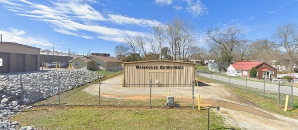 Facility photo: //images.sparefoot.com/medium/24439969b9d7952496f.jpg