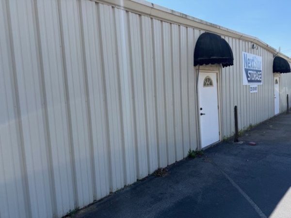 Facility photo: //images.sparefoot.com/medium/24446469d5103e3b300.jpeg