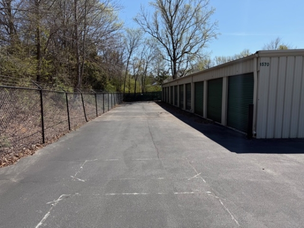Facility photo: //images.sparefoot.com/medium/24446469d5105fa2ba5.jpeg