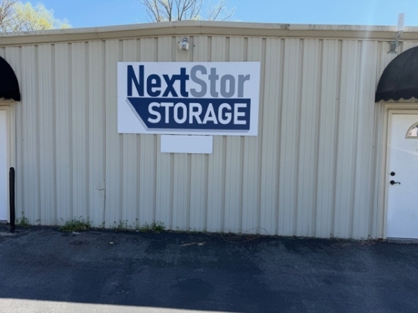 Facility photo: //images.sparefoot.com/medium/24446469d514fb17cd4.jpeg
