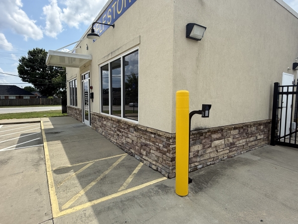 Facility photo: //images.sparefoot.com/medium/2444746a3edfc34d935.jpeg