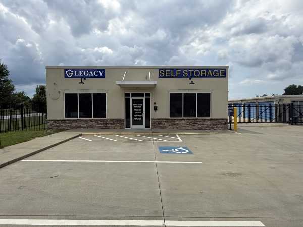 Facility photo: //images.sparefoot.com/medium/2444746a3edfe814e24.jpeg