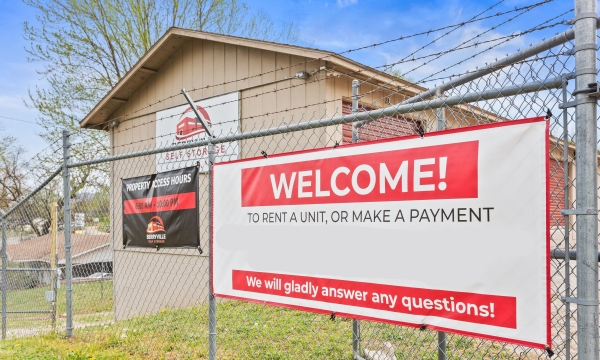 Facility photo: //images.sparefoot.com/medium/24453669d043c8ba19b.jpeg